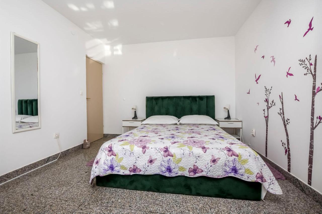 Apartments Dajana Primosten Ngoại thất bức ảnh