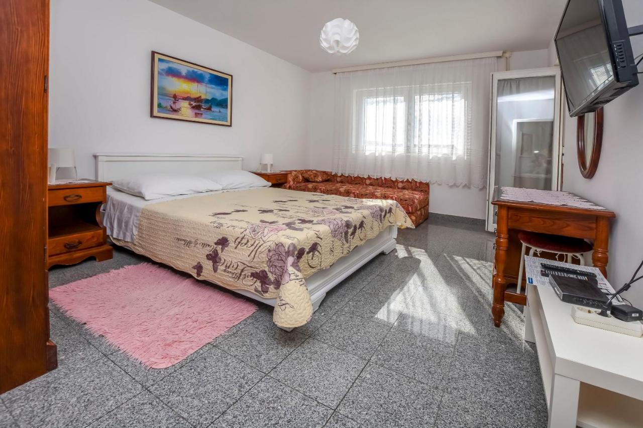 Apartments Dajana Primosten Ngoại thất bức ảnh